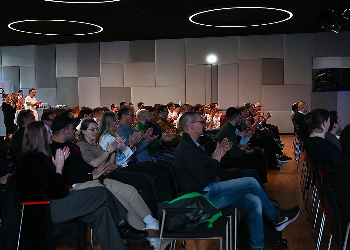 Publikum bei den Abschlusspräsentationen der Software Developer:innen